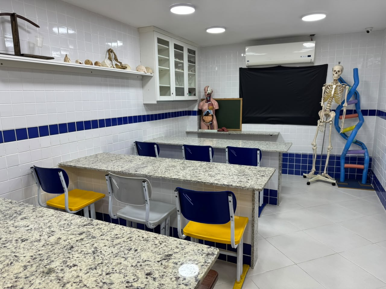 Laboratório de ciências do Colégio Pré-Universitário